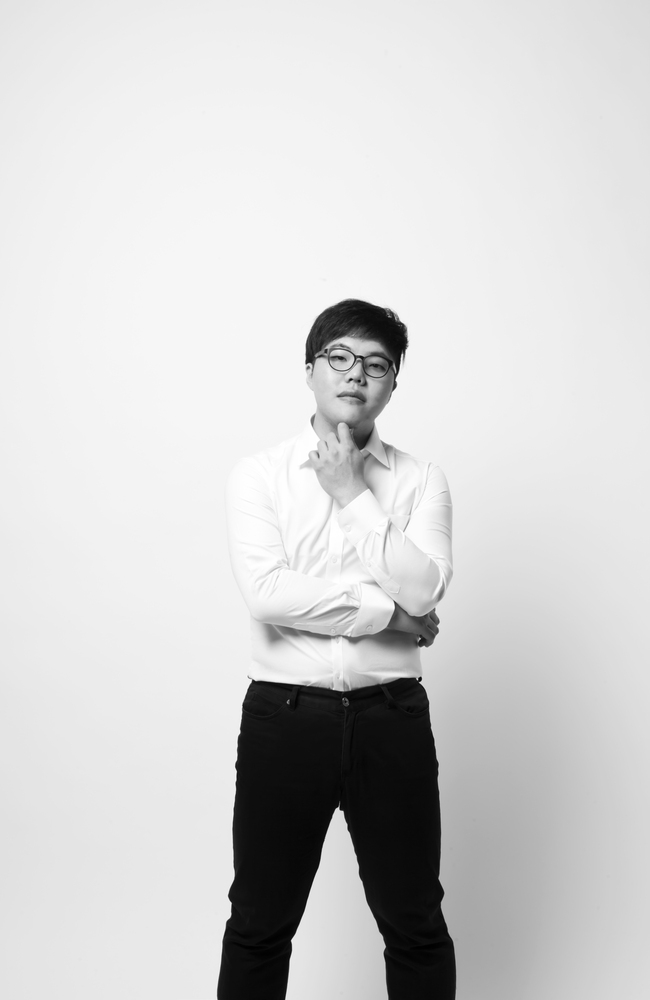 흰 셔츠를 입고 서 있는 지미네이터 흑백 프로필 사진